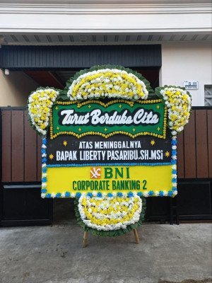 Papan Bunga Duka di Landasan Ulin Timur