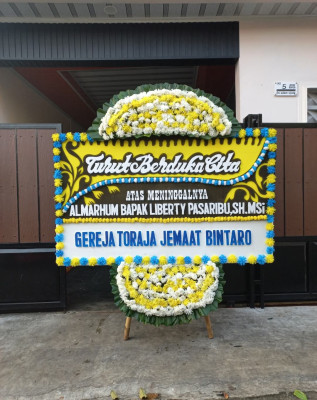 Papan Bunga Duka di Landasan Ulin Timur